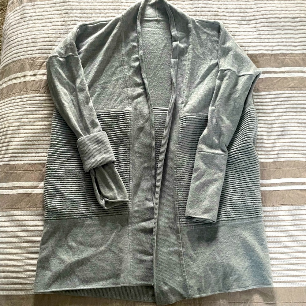 LuluLemon Womens SZ8/10 Sit in Lotus 2 split back Cardigan Sweater in Gray